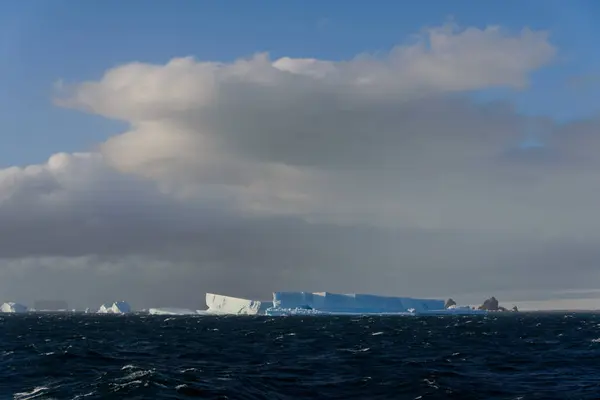 Iceberg Dans Mer Ondulée — Photo