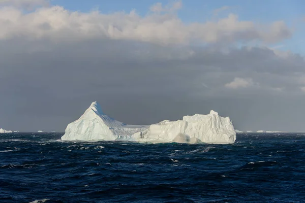 Айсберг Волнистом Море — стоковое фото