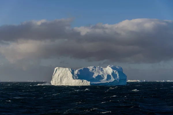 ウェーブのかかった海の氷山 — ストック写真