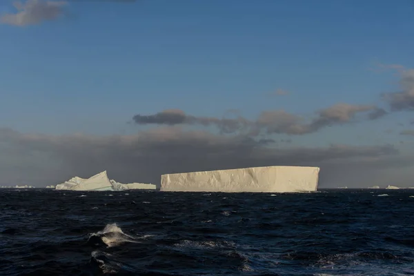 Iceberg Dans Mer Ondulée — Photo