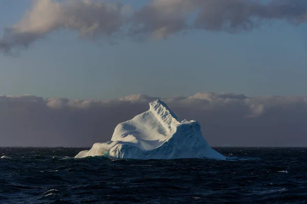ウェーブのかかった海の氷山 — ストック写真