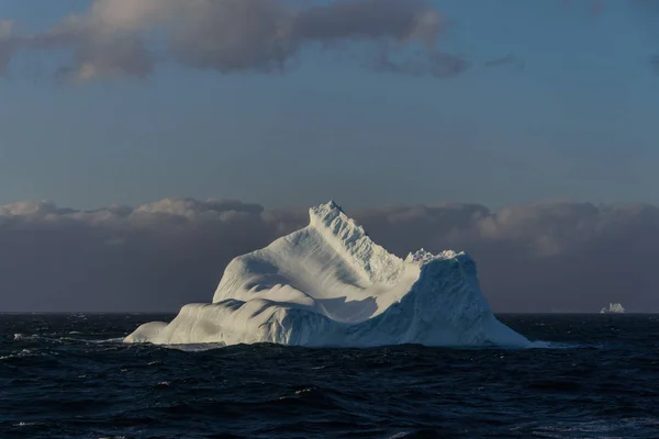 Iceberg Mar Ondulado —  Fotos de Stock