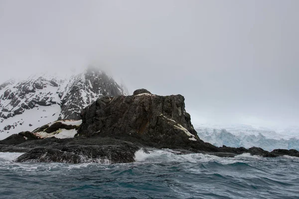 海の雪と岩 — ストック写真
