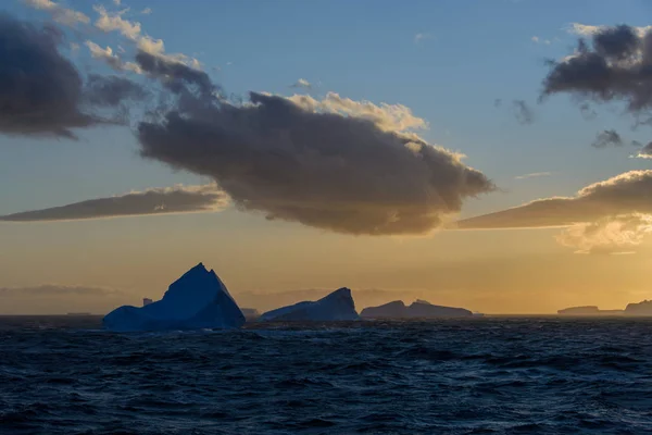 Tabelární Ledovce Moři — Stock fotografie