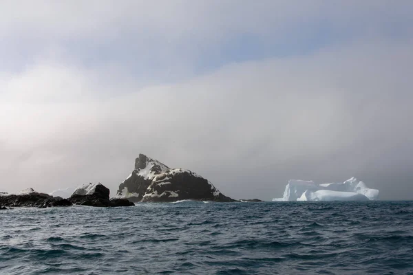 Rocher Avec Neige Dans Mer — Photo