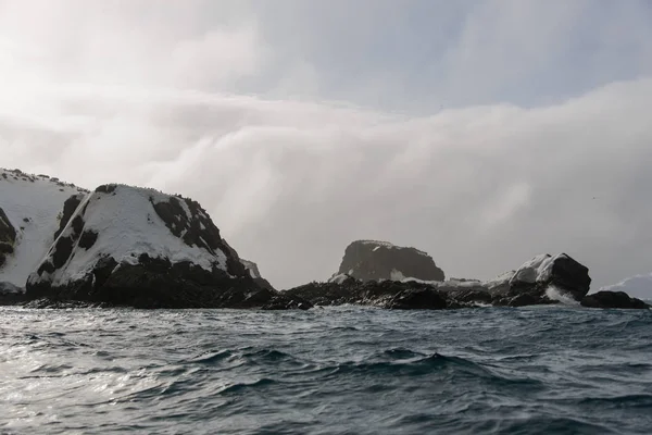 Roca Con Nieve Mar —  Fotos de Stock