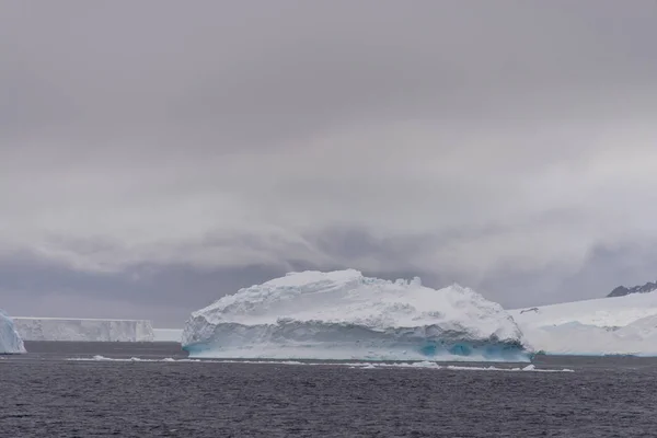Jéghegy Antarktiszi Tengeri — Stock Fotó