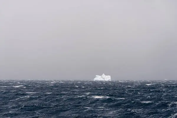 Айсберг Бурном Антарктическом Море — стоковое фото