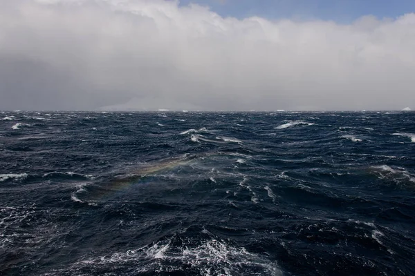 虹と嵐の海 — ストック写真