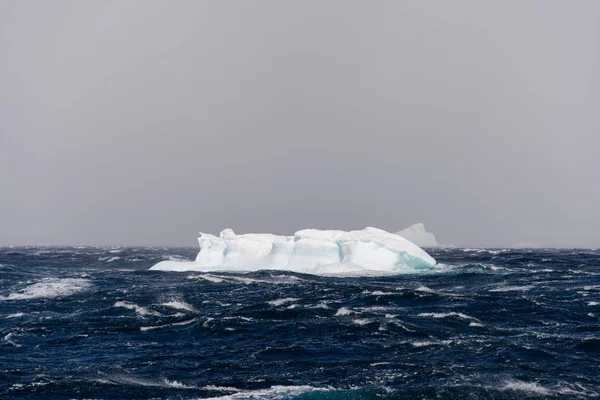 Айсберг Бурхливому Морі Антарктичної — стокове фото