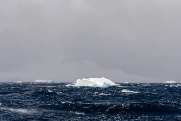狂风暴雨中的冰山 — 图库照片