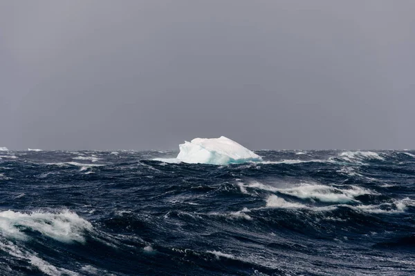 Iceberg Stormy Antarctic Sea — Stock Photo, Image