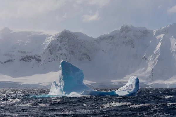Iceberg Dans Mer Antarctique Orageuse — Photo