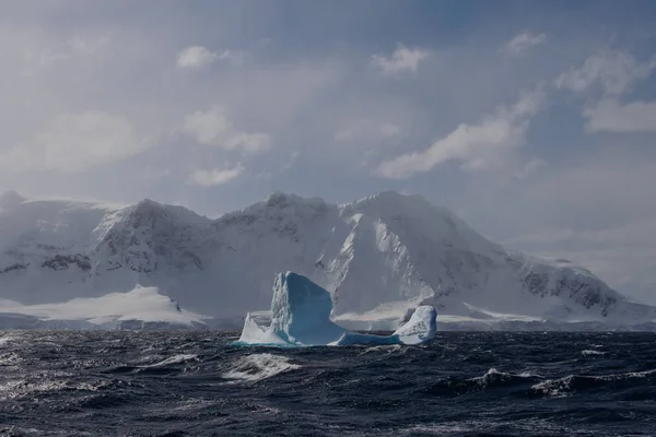 Eisberg Stürmischer Antarktischer See — Stockfoto