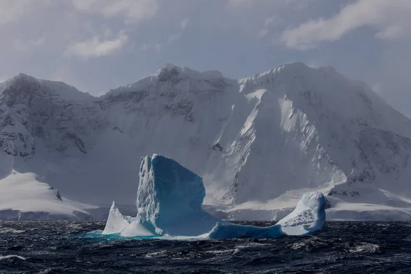 Ijsberg Stormachtige Antarctische Zee — Stockfoto