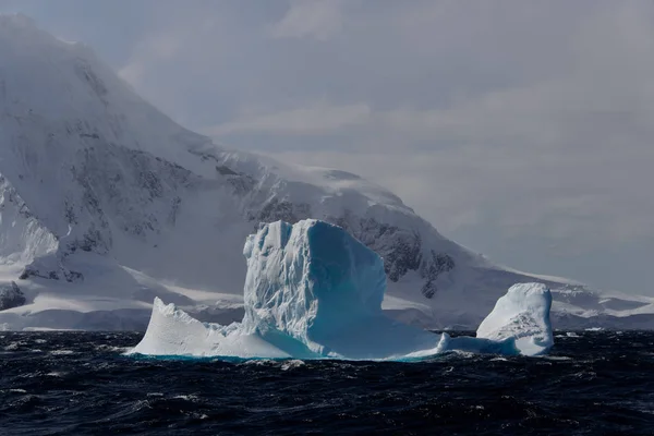 Viharos Antarktisz Tengeri Jéghegy — Stock Fotó
