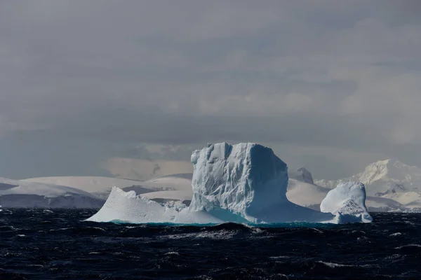 Παγόβουνο Στη Φουρτουνιασμένη Θάλασσα Της Ανταρκτικής — Φωτογραφία Αρχείου