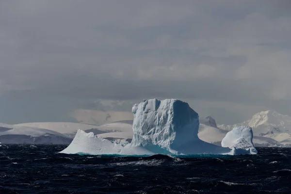 Isberg Stormigt Antarctic Hav — Stockfoto