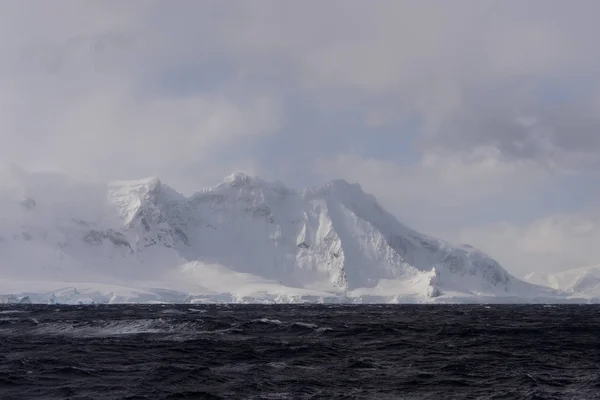 Ανταρκτική Τοπίο Θέα Στα Βουνά Από Θάλασσα — Φωτογραφία Αρχείου