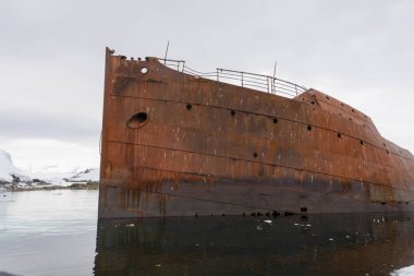 Eski paslı gemi görünümü