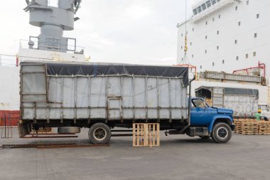 Endüstriyel gemi ile Ekvator limanda eski kamyon