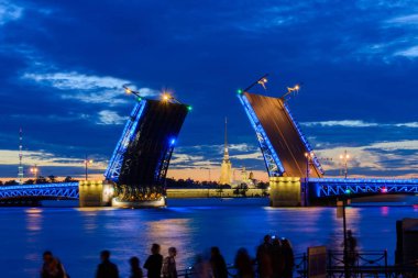 Saint-Petersburg açılan köprü beyaz gece Peter ve Paul kale manzaralı