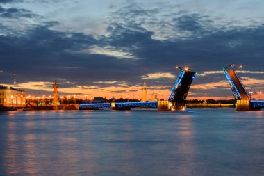 Saint-Petersburg açılan köprü beyaz gece Peter ve Paul kale manzaralı