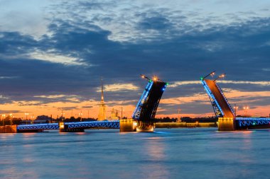 Saint-Petersburg açılan köprü beyaz gece Peter ve Paul kale manzaralı