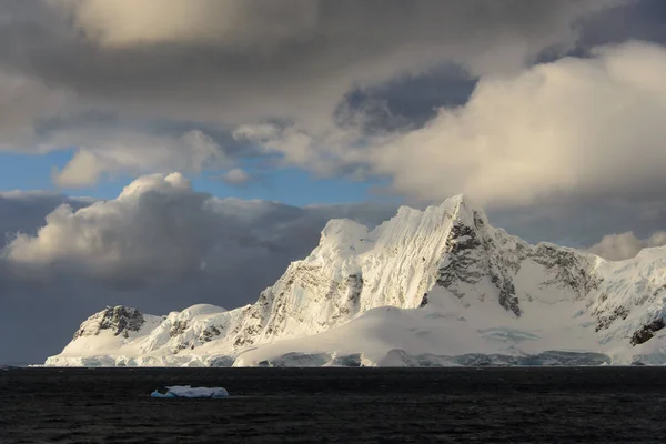 Antarktické Krajiny Výhledem Hory Moře — Stock fotografie
