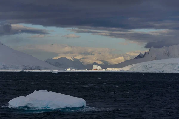 Iceberg Dans Mer Antarctique Orageuse — Photo