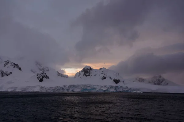 Paisagem Antártica Com Vista Para Montanhas Mar — Fotografia de Stock