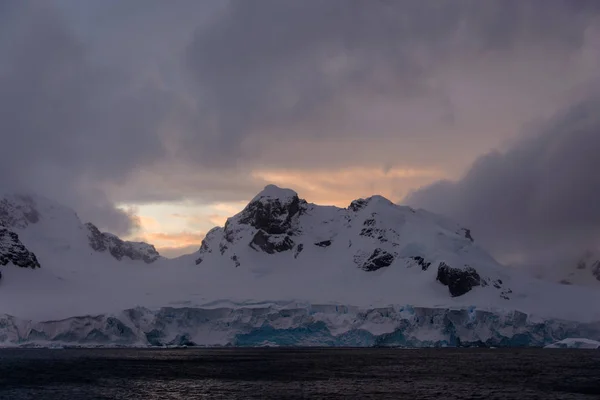 Paisagem Antártica Com Vista Para Montanhas Mar — Fotografia de Stock