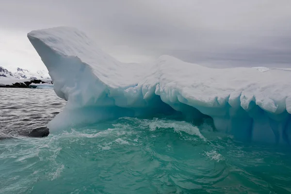 Айсберг Антарктике — стоковое фото