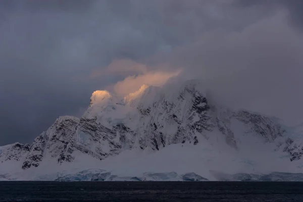Ανταρκτική Τοπίο Θέα Στα Βουνά Από Θάλασσα — Φωτογραφία Αρχείου
