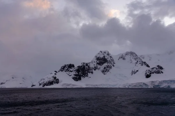 Антарктический Пейзаж Видом Горы Моря — стоковое фото