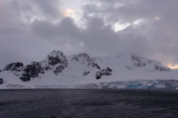 Antarktyki Krajobraz Widokiem Góry Morza — Zdjęcie stockowe