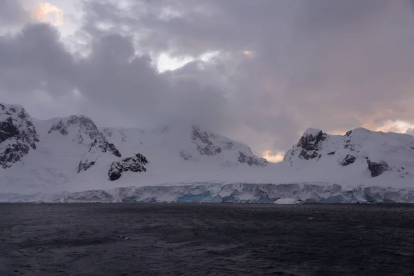 Антарктический Пейзаж Видом Горы Моря — стоковое фото