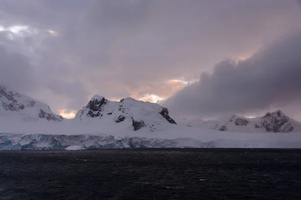 Paesaggio Antartico Con Vista Sulle Montagne Dal Mare — Foto Stock