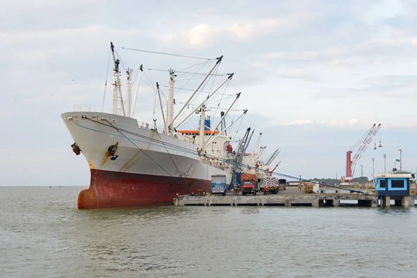 Konténerszállító Hajó Kikötőben Horgonyzott — Stock Fotó