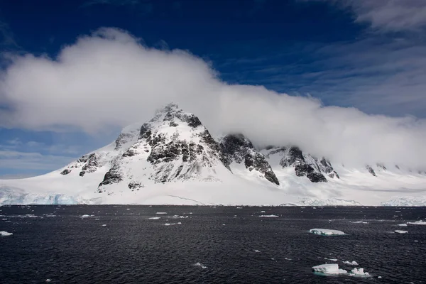 Антарктичний Краєвид Моря Гори — стокове фото
