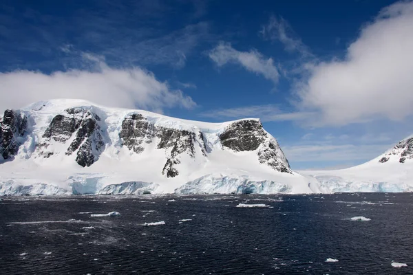 Антарктичний Краєвид Моря Гори — стокове фото