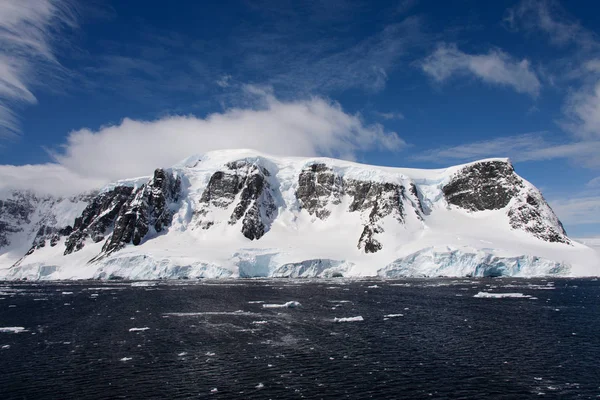 Paisagem Antártica Com Mar Montanhas — Fotografia de Stock