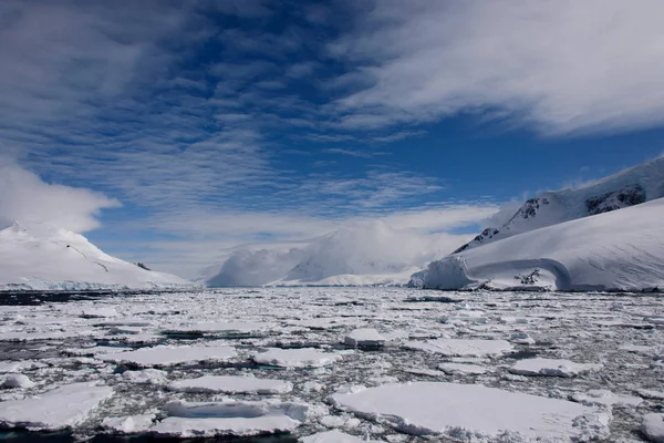 Paisagem Antártica Com Mar Montanhas — Fotografia de Stock