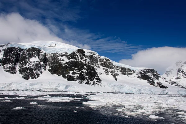 Антарктический Ландшафт Морем Горами — стоковое фото
