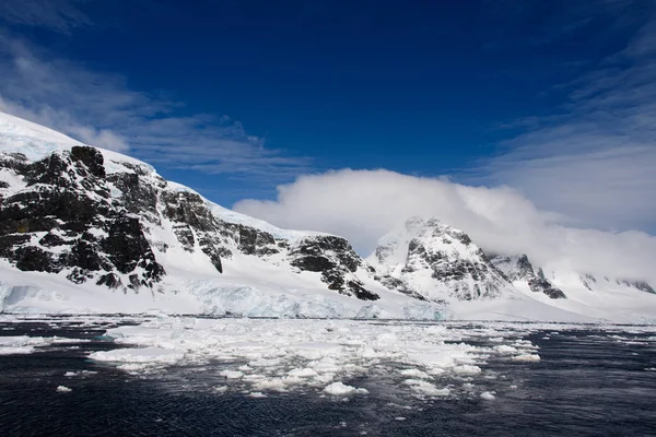 Paisagem Antártica Com Mar Montanhas — Fotografia de Stock