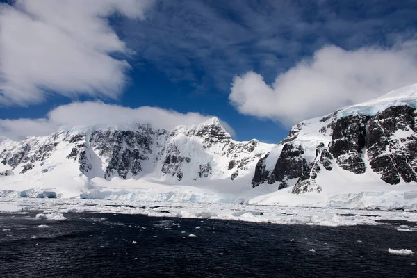 Paisagem Antártica Com Mar Montanhas — Fotografia de Stock