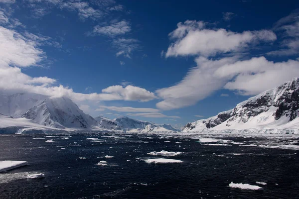 Paisagem Antártica Com Mar Montanhas — Fotografia de Stock