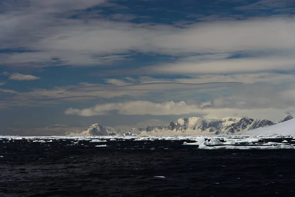 Antarktis Landskap Med Havet Och Bergen — Stockfoto