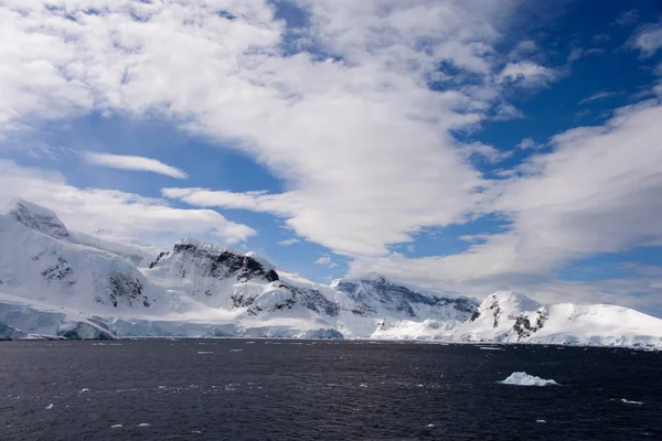Antarktické Krajiny Mořem Horami — Stock fotografie