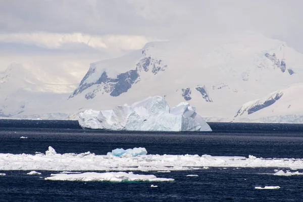 Paisagem Antártica Com Mar Montanhas — Fotografia de Stock